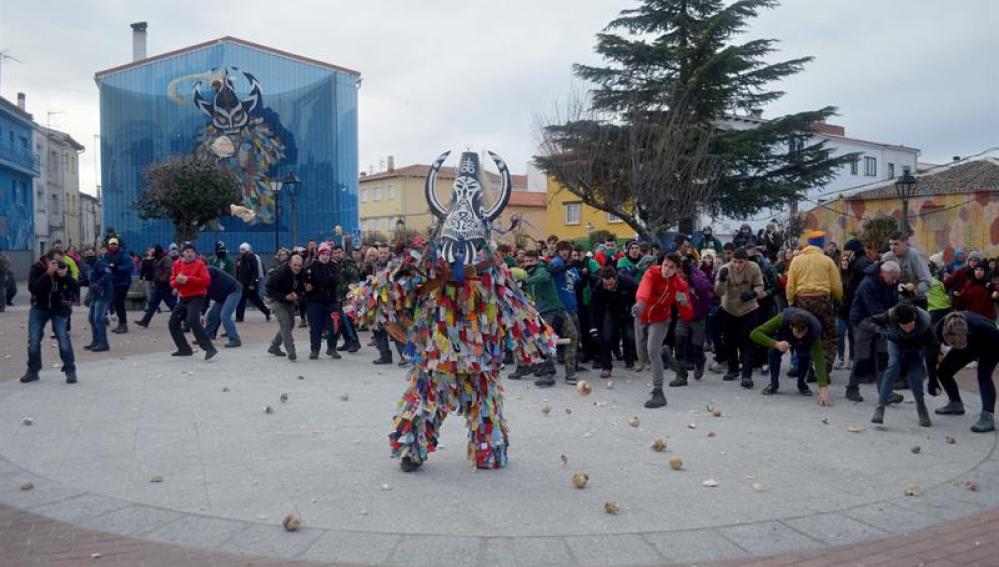 Los vecinos de la localidad cacereña de Piornal lanzando nabos