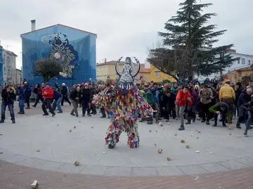 Los vecinos de la localidad cacereña de Piornal lanzando nabos Los vecinos de la localidad cacereña de Piornal lanzando nabos