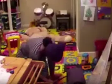 La niñera con las tenacillas quemando al pequeño La niñera con las tenacillas quemando al pequeño