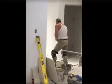 El albañil durante su baile El albañil durante su baile