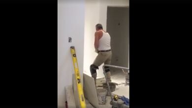 El vídeo de un albañil bailando a ritmo de Ariana Grande arrasa en las redes