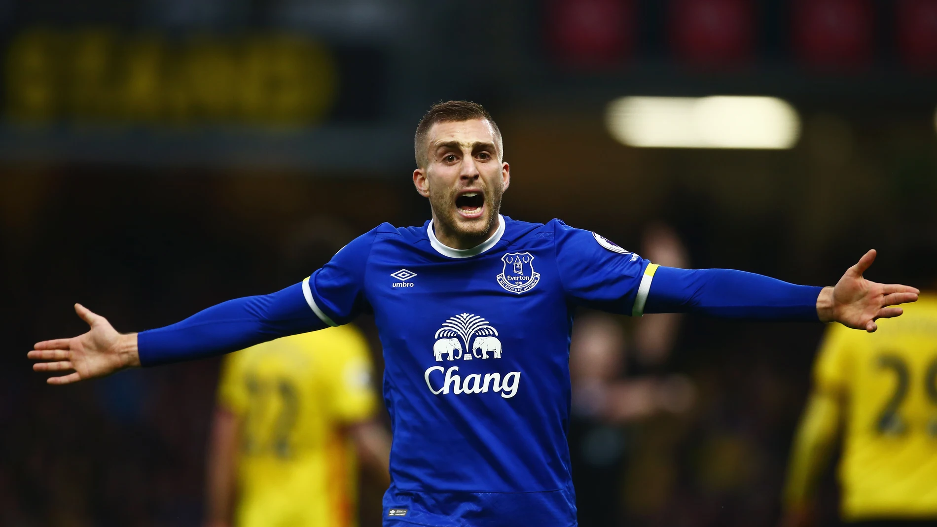 Gerard Deulofeu protesta una acción en un partido con el Everton Gerard Deulofeu protesta una acción en un partido con el Everton