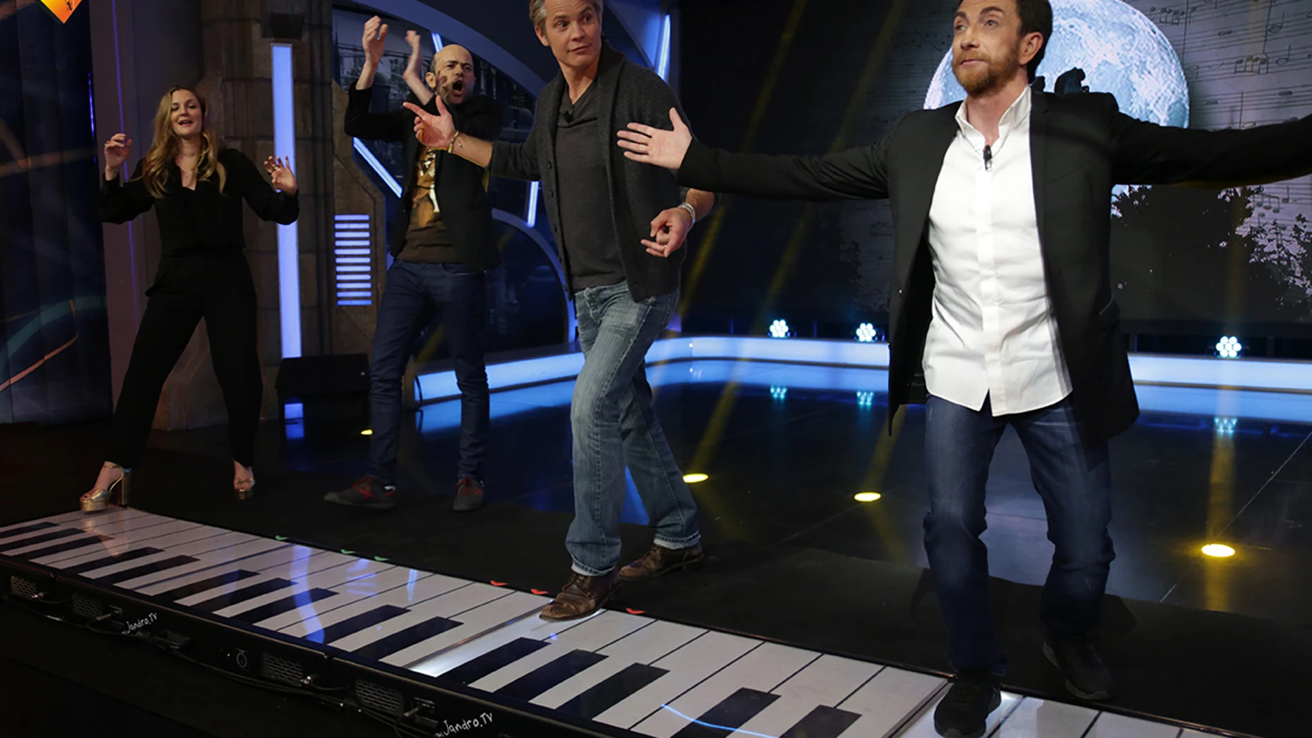 Drew Barrymore y Timothy Olyphant tocan la sintonía de E.T. en un piano gigante