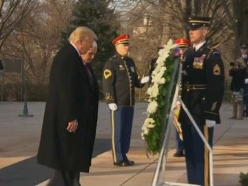 Trump y Pence realizan una ofrenda floral en la tumba al soldado desconocido