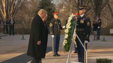 Trump y Pence realizan una ofrenda floral en la tumba al soldado desconocido