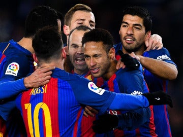 Neymar celebra su gol junto a sus compañeros