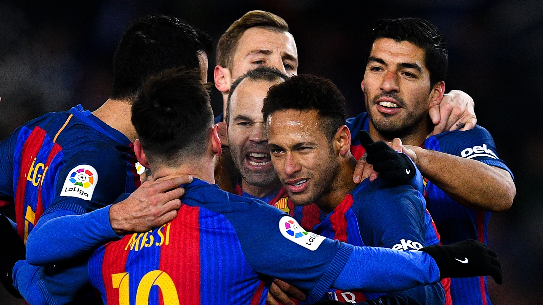 Neymar celebra su gol junto a sus compañeros Neymar celebra su gol junto a sus compañeros