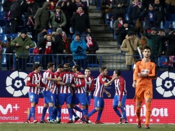 El Atlético celebra la victoria ante el Eibar en el Calderón