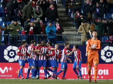 El Atlético celebra la victoria ante el Eibar en el Calderón El Atlético celebra la victoria ante el Eibar en el Calderón