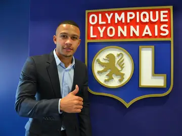 Memphis Depay posa con el escudo del Olympique de Lyon Memphis Depay posa con el escudo del Olympique de Lyon