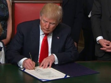 Frame 50.47846 de: Donald Trump firma sus primeras órdenes ejecutivas y proclama el Día del Patriotismo Frame 50.47846 de: Donald Trump firma sus primeras órdenes ejecutivas y proclama el Día del Patriotismo