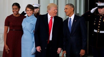 Los Obama y los Trump posan ante los medios