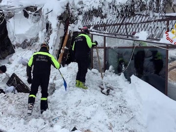 Equipos de rescate en el hotel sepultado bajo la nieve en Italia