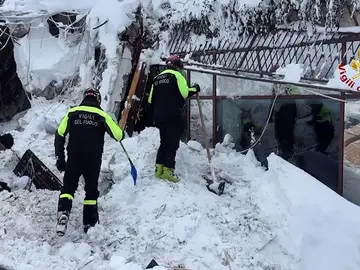 Equipos de rescate en el hotel sepultado bajo la nieve en Italia Equipos de rescate en el hotel sepultado bajo la nieve en Italia