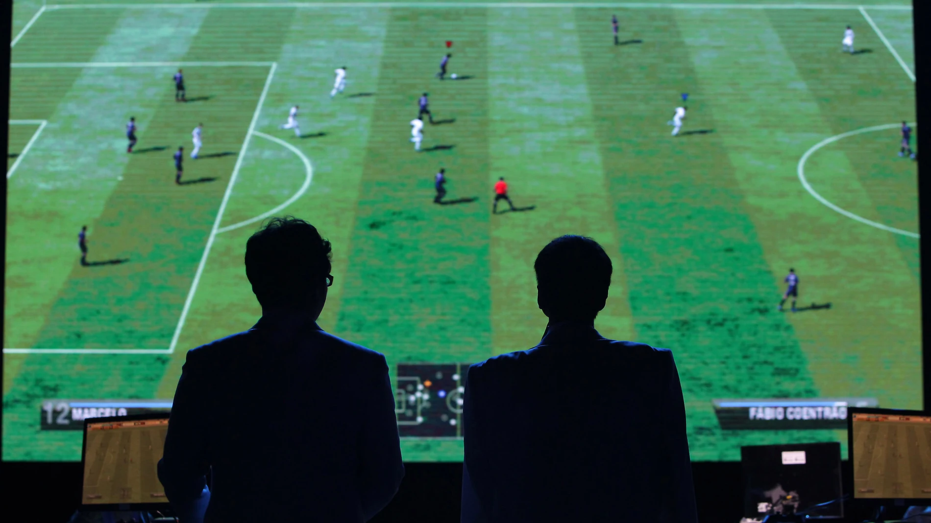 Dos hombres observan un partido del FIFA durante una competición de eSports Dos hombres observan un partido del FIFA durante una competición de eSports