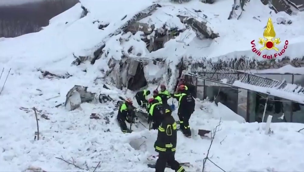 Frame 66.433734 de: La avalancha de nieve desplazó los cimientos del hotel 10 metros