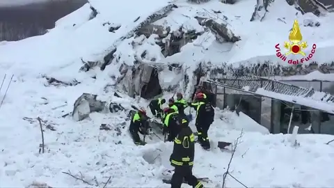 Frame 66.433734 de: La avalancha de nieve desplazó los cimientos del hotel 10 metros Frame 66.433734 de: La avalancha de nieve desplazó los cimientos del hotel 10 metros
