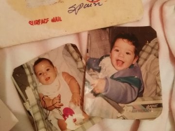 La joven encontró dos fotografías de su hermano cuando era pequeño