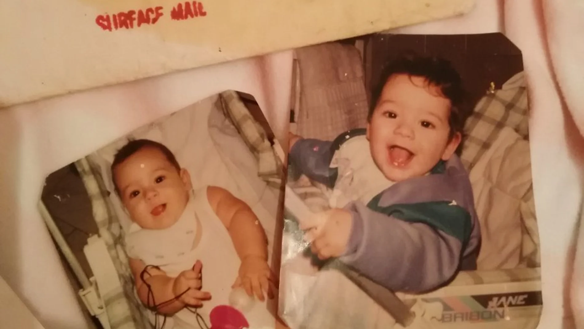 La joven encontró dos fotografías de su hermano cuando era pequeño La joven encontró dos fotografías de su hermano cuando era pequeño