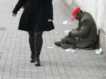 Un sintecho pide limosna Un sintecho pide limosna