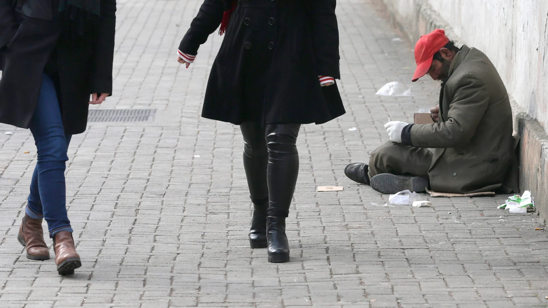 Un sintecho pide limosna Un sintecho pide limosna