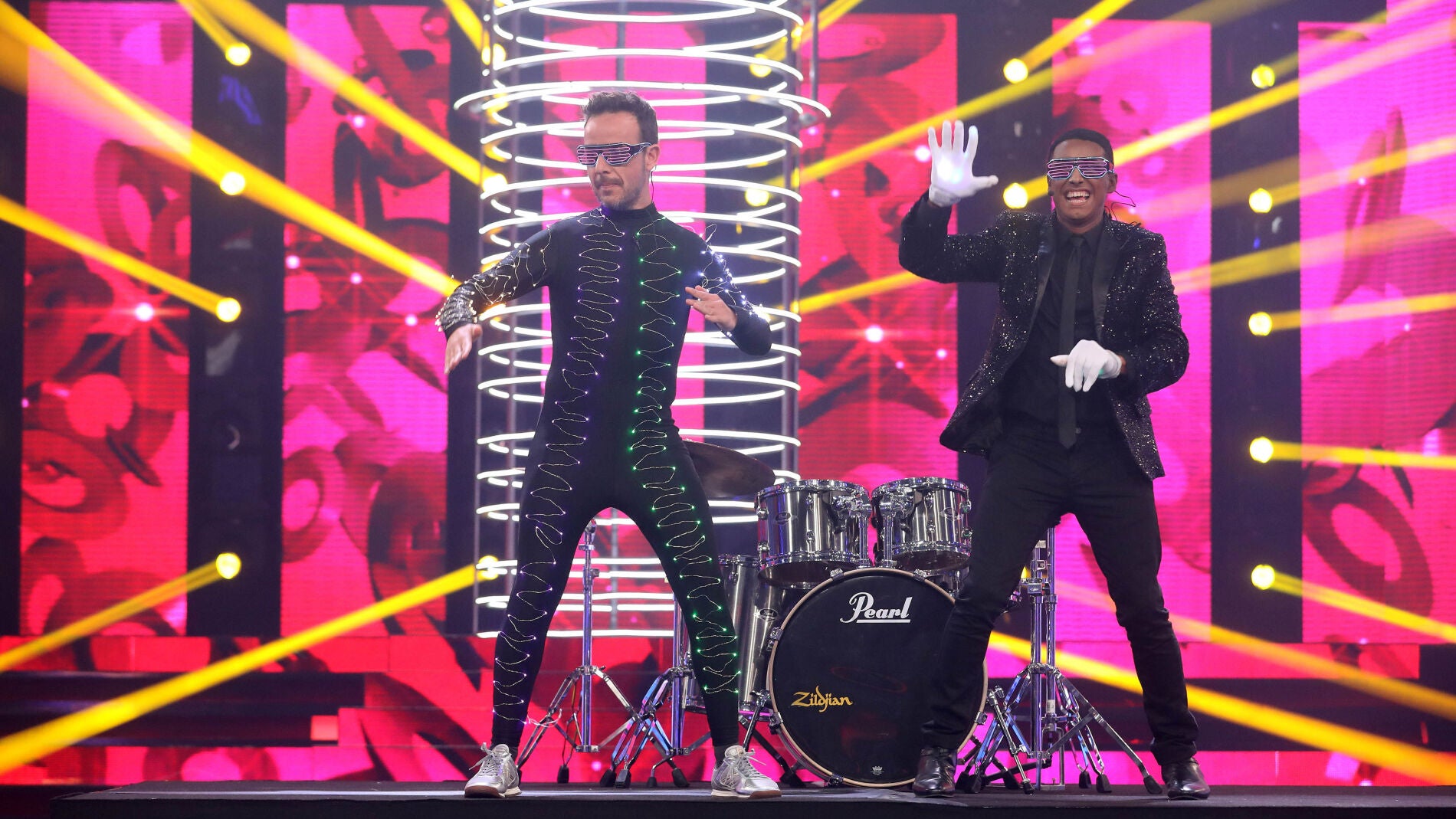 Un duelo de baile &lsquo;eLEDtrico&rsquo; entre &Agrave;ngel Ll&agrave;cer y Canco Rodr&iacute;guez