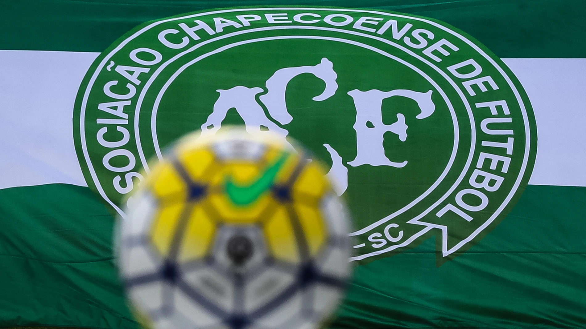 La bandera del Chapecoense, tras un balón La bandera del Chapecoense, tras un balón