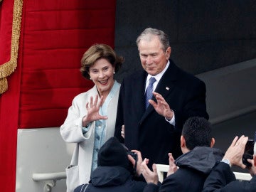 La expresidente de EE.UU. George W. Bush y su esposa Laura Bush La expresidente de EE.UU. George W. Bush y su esposa Laura Bush