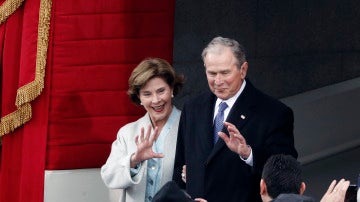 La expresidente de EE.UU. George W. Bush y su esposa Laura Bush