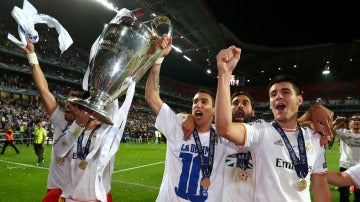 Los jugadores del Real Madrid celebran la consecución de la décima Champions League