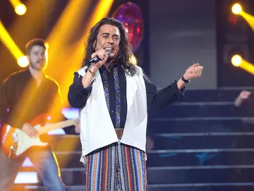 Juan Muñoz levanta el ánimo con ‘Arriba esos corazones’ como Antonio Flores Juan Muñoz levanta el ánimo con ‘Arriba esos corazones’ como Antonio Flores