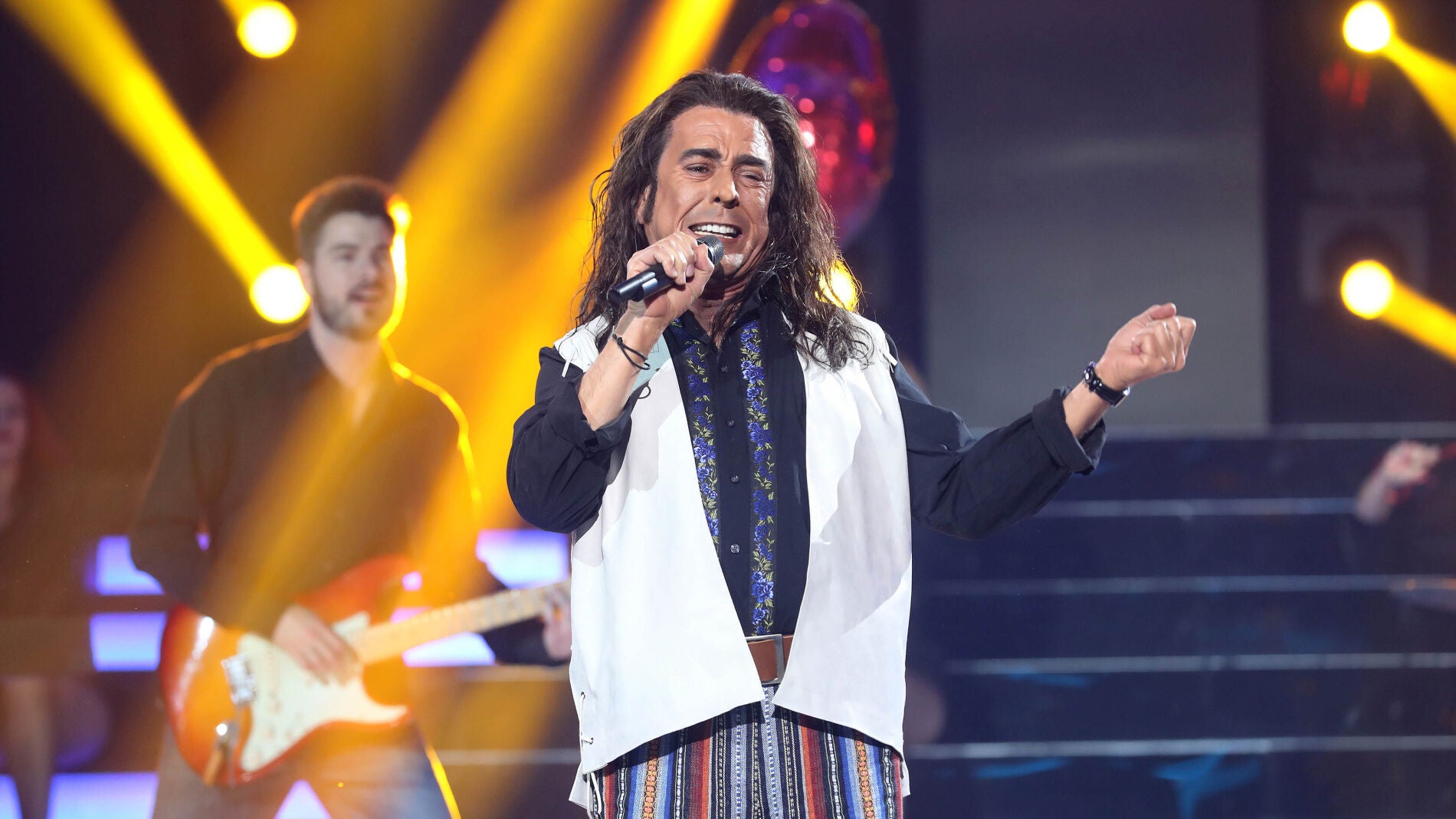 Juan Mu&ntilde;oz levanta el &aacute;nimo con &lsquo;Arriba esos corazones&rsquo; como Antonio Flores