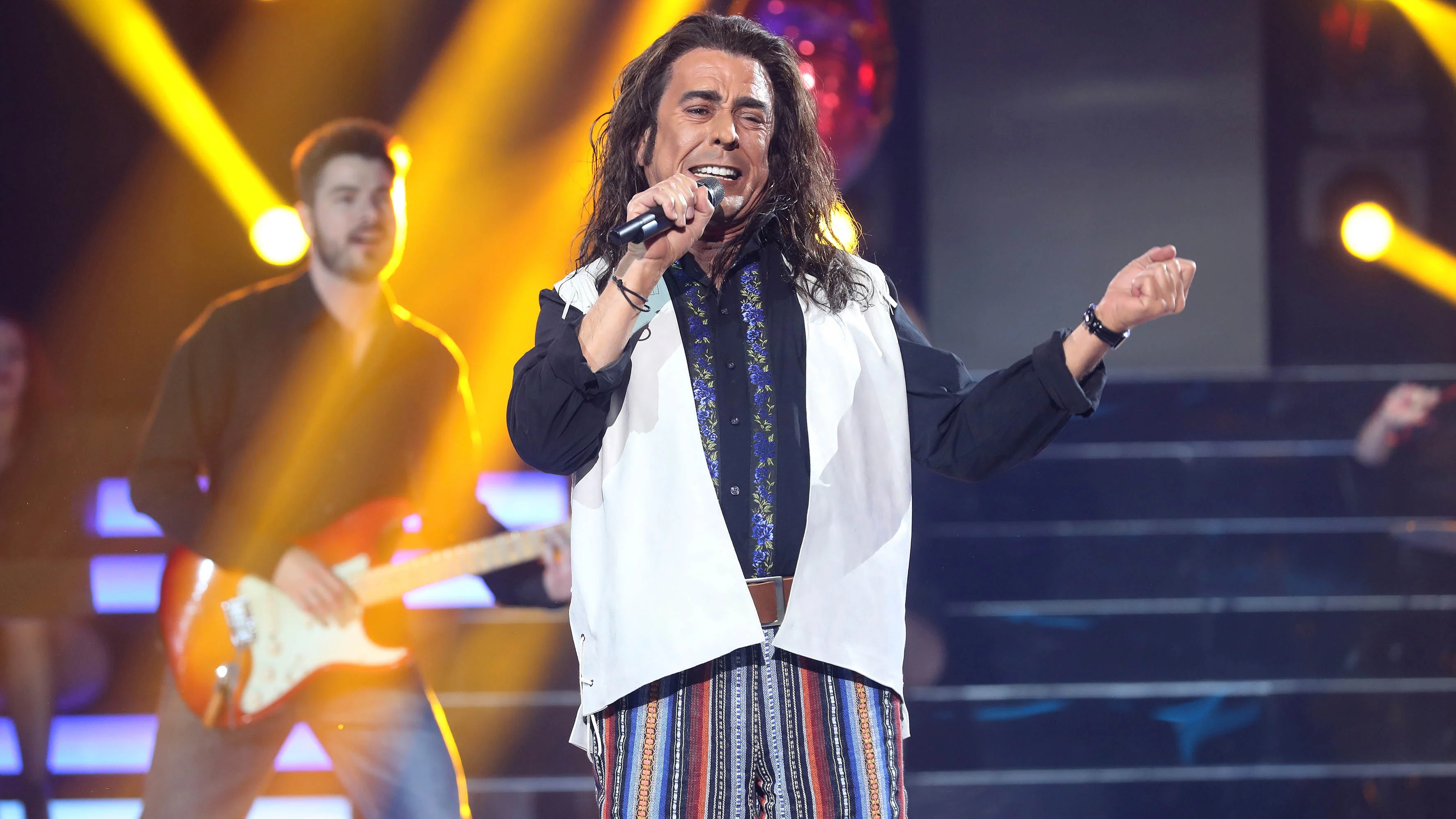 Juan Muñoz levanta el ánimo con ‘Arriba esos corazones’ como Antonio Flores Juan Muñoz levanta el ánimo con ‘Arriba esos corazones’ como Antonio Flores