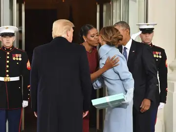 Los Obama reciben a los Trump Los Obama reciben a los Trump