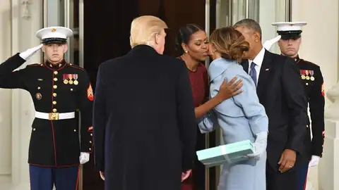 Los Obama reciben a los Trump Los Obama reciben a los Trump