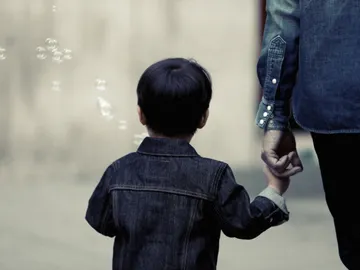 Niño pequeño de la mano Niño pequeño de la mano