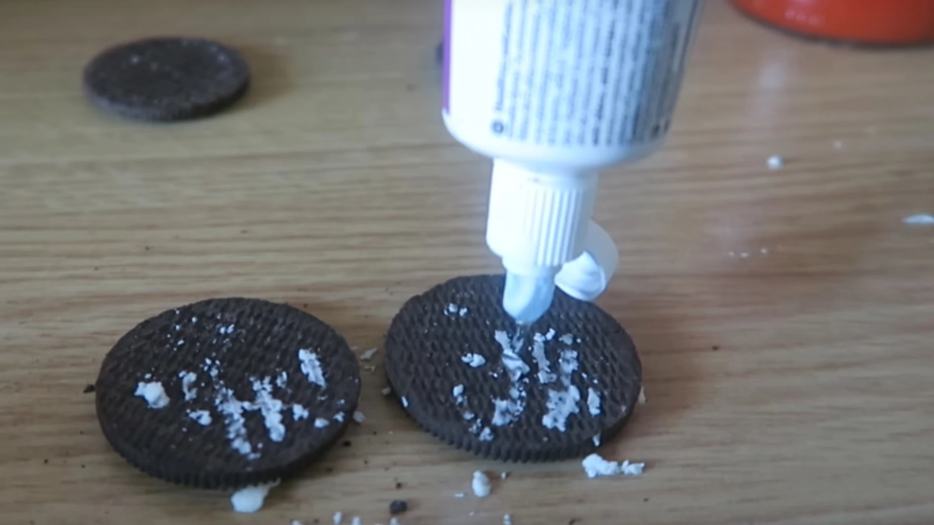 Las galletas oreo con pasta de dientes Las galletas oreo con pasta de dientes