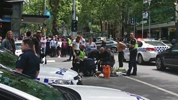 La Policía y servicios de emergencias en el lugar del atropello masivo en Melbourne