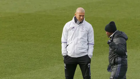 Zinedine Zidane, durante el entrenamiento del Real Madrid Zinedine Zidane, durante el entrenamiento del Real Madrid