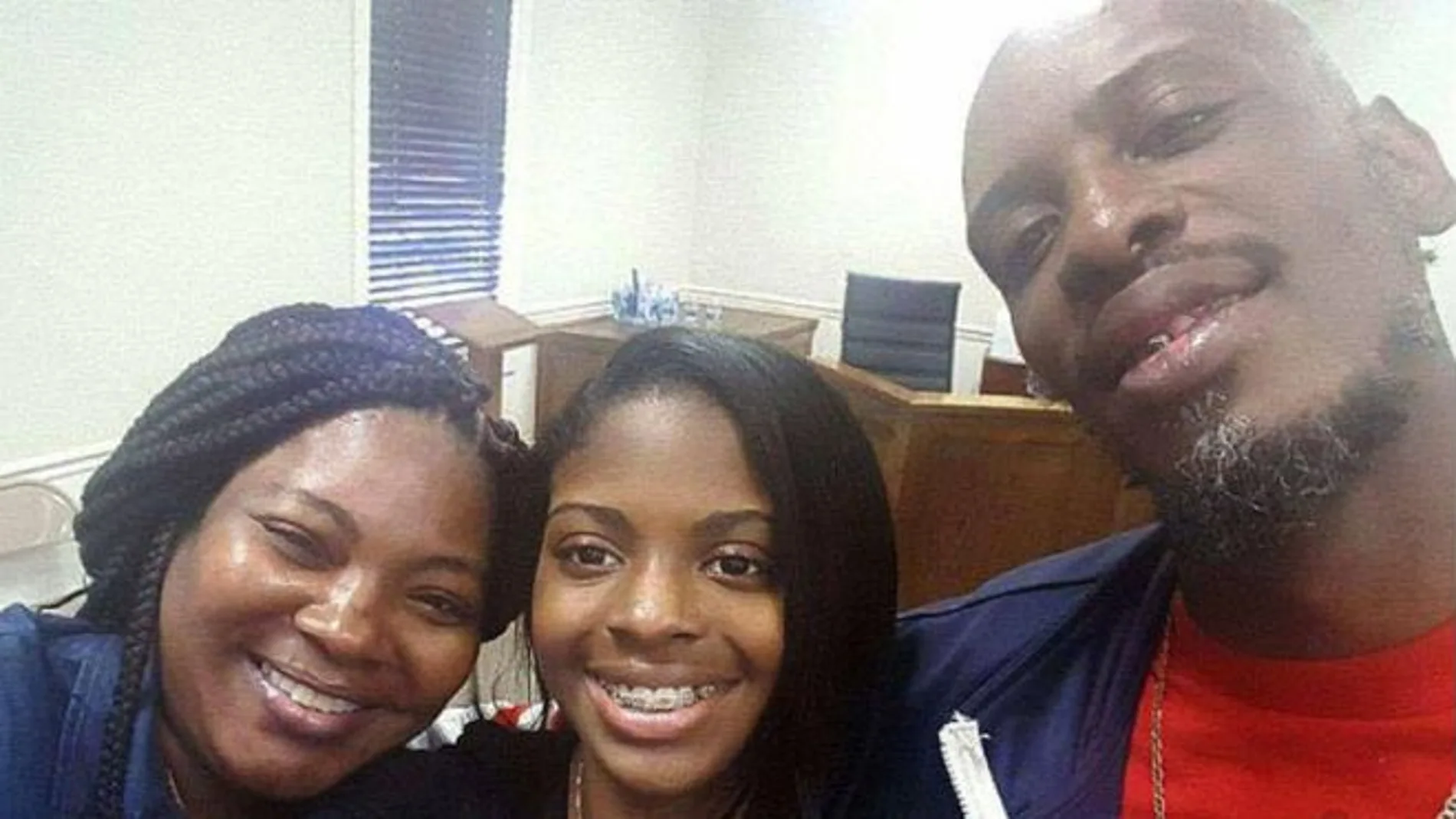 Kamiyah Mobley junto a sus padres biológicos, Shanara y Craig Kamiyah Mobley junto a sus padres biológicos, Shanara y Craig