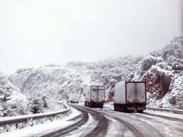 Varios camiones bloqueados en una carretera debido a la intensa nevada