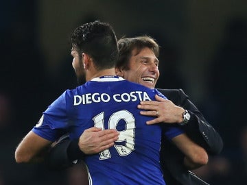 Diego Costa y Antonio Conte se abrazan después de un partido del Chelsea