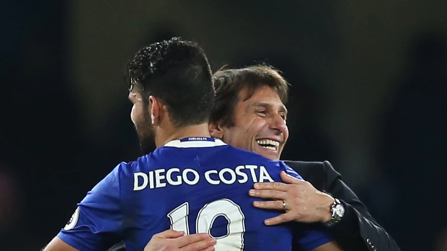 Diego Costa y Antonio Conte se abrazan después de un partido del Chelsea Diego Costa y Antonio Conte se abrazan después de un partido del Chelsea