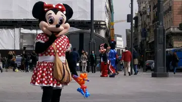 Imagen de archivo de 'Minnie Mouse' en la Puerta del Sol Imagen de archivo de 'Minnie Mouse' en la Puerta del Sol