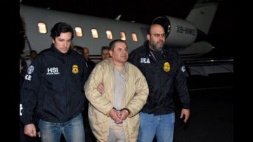 Frame 4.878188 de: México extradita al narcotraficante 'El Chapo' Guzmán a Estados Unidos