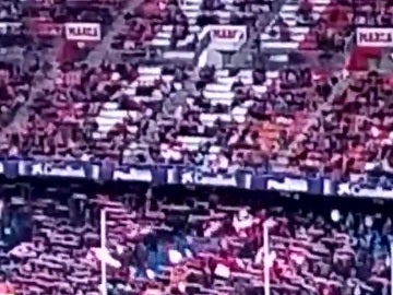 La grada de animación del Atlético de Madrid, de negro como protesta por el nuevo escudo