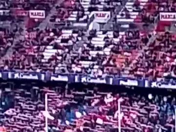 La grada de animación del Atlético de Madrid, de negro como protesta por el nuevo escudo La grada de animación del Atlético de Madrid, de negro como protesta por el nuevo escudo