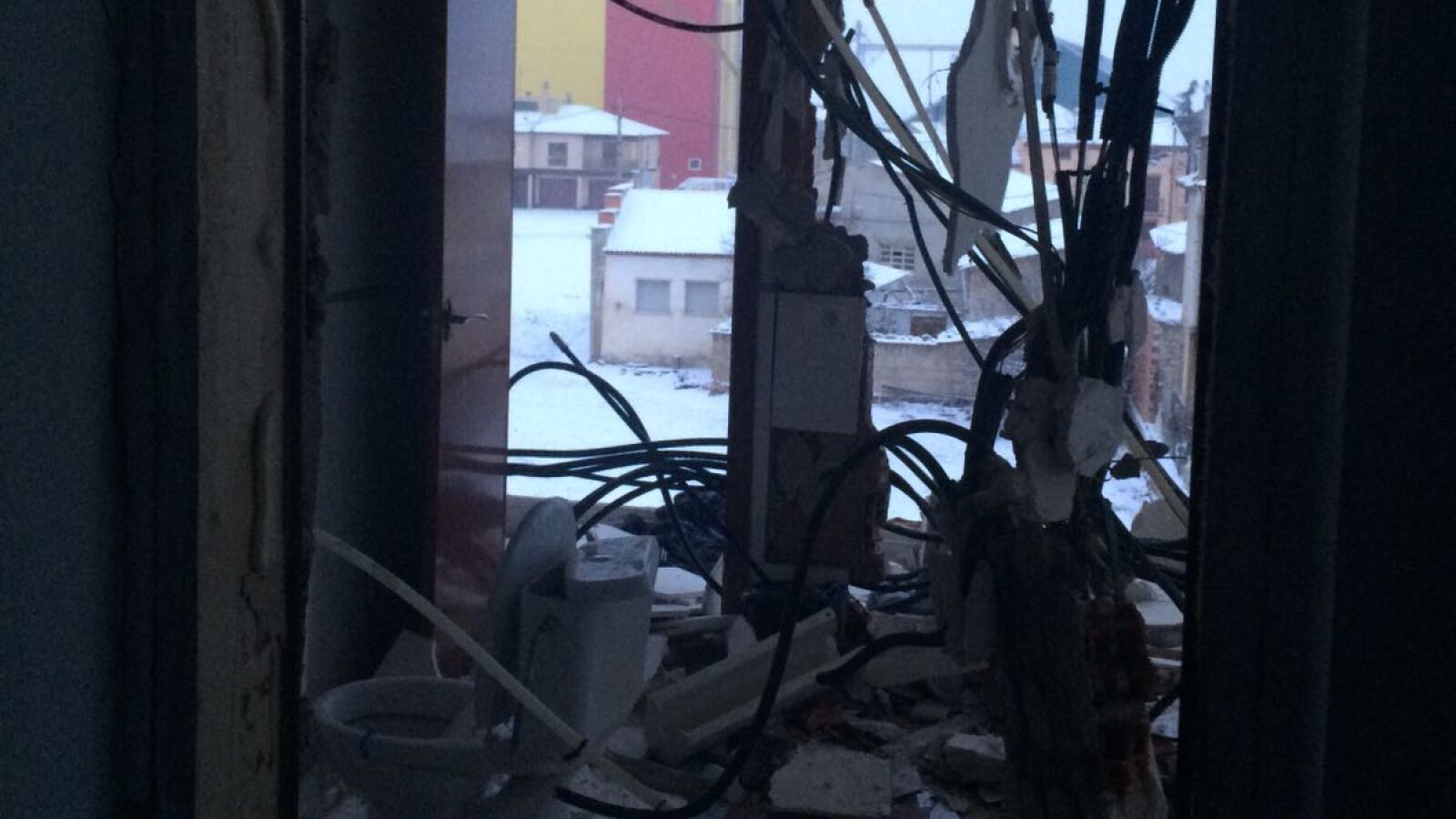 Una explosión de una estufa de gas deja cuatro heridos, uno de ellos grave