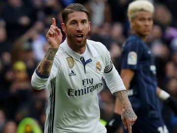 Sergio Ramos celebra uno de sus goles durante el Real Madrid - Málaga