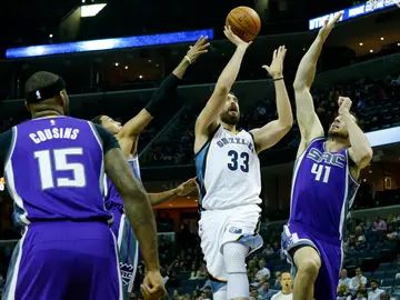 Marc Gasol, lanzando a canasta ante la defensa de los Kings Marc Gasol, lanzando a canasta ante la defensa de los Kings